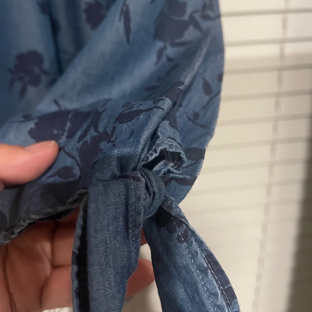 Liz Claiborne Navy Floral Blouse size Small - Picture 3 of 10